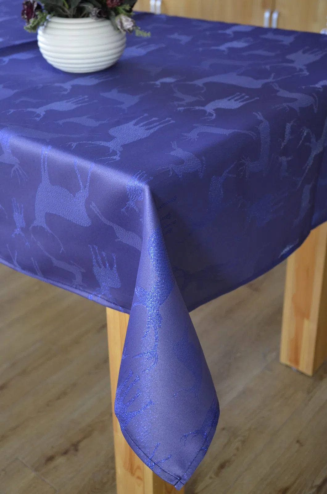 Wholesale Deer Pattern Jacquard 100% Polyester Table Cloth